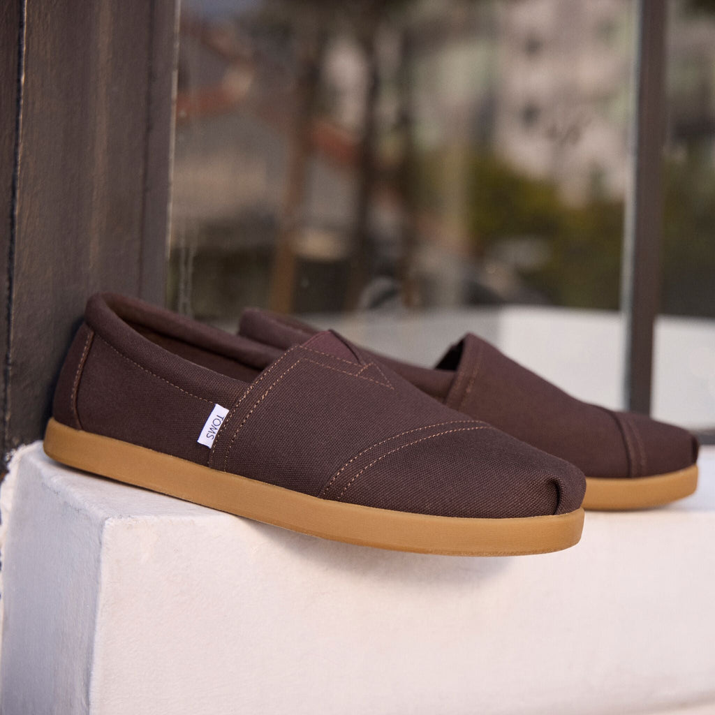 Laydown image of the chocolate brown Alp FWD