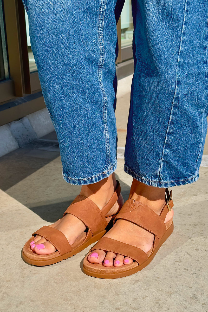 TOMS Marin sandal in brown on foot
