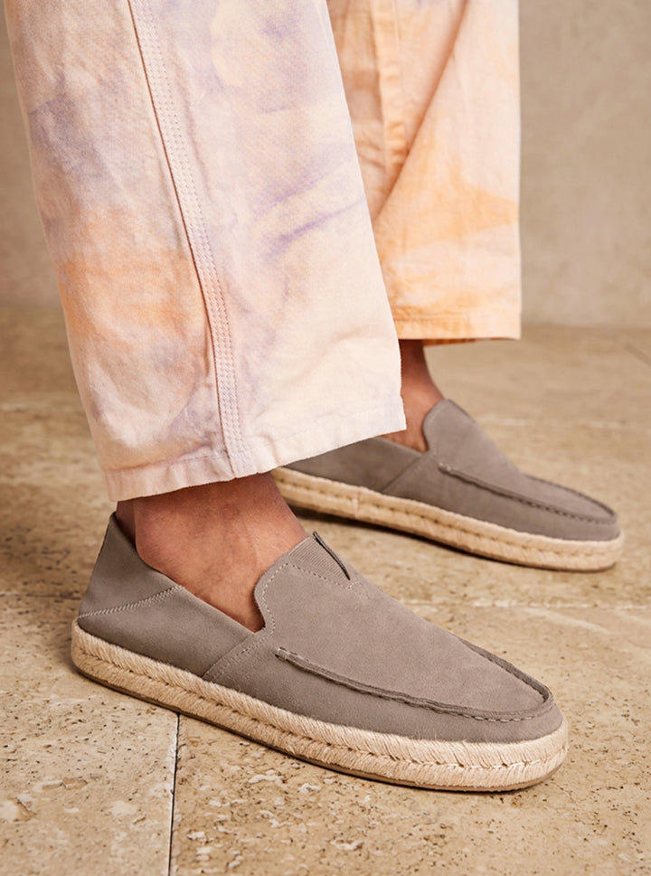 Alonso loafer in grey on foot