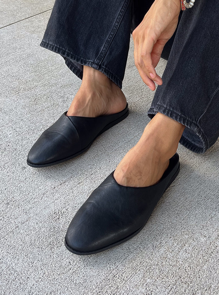Amelia mule in black PU leather on foot