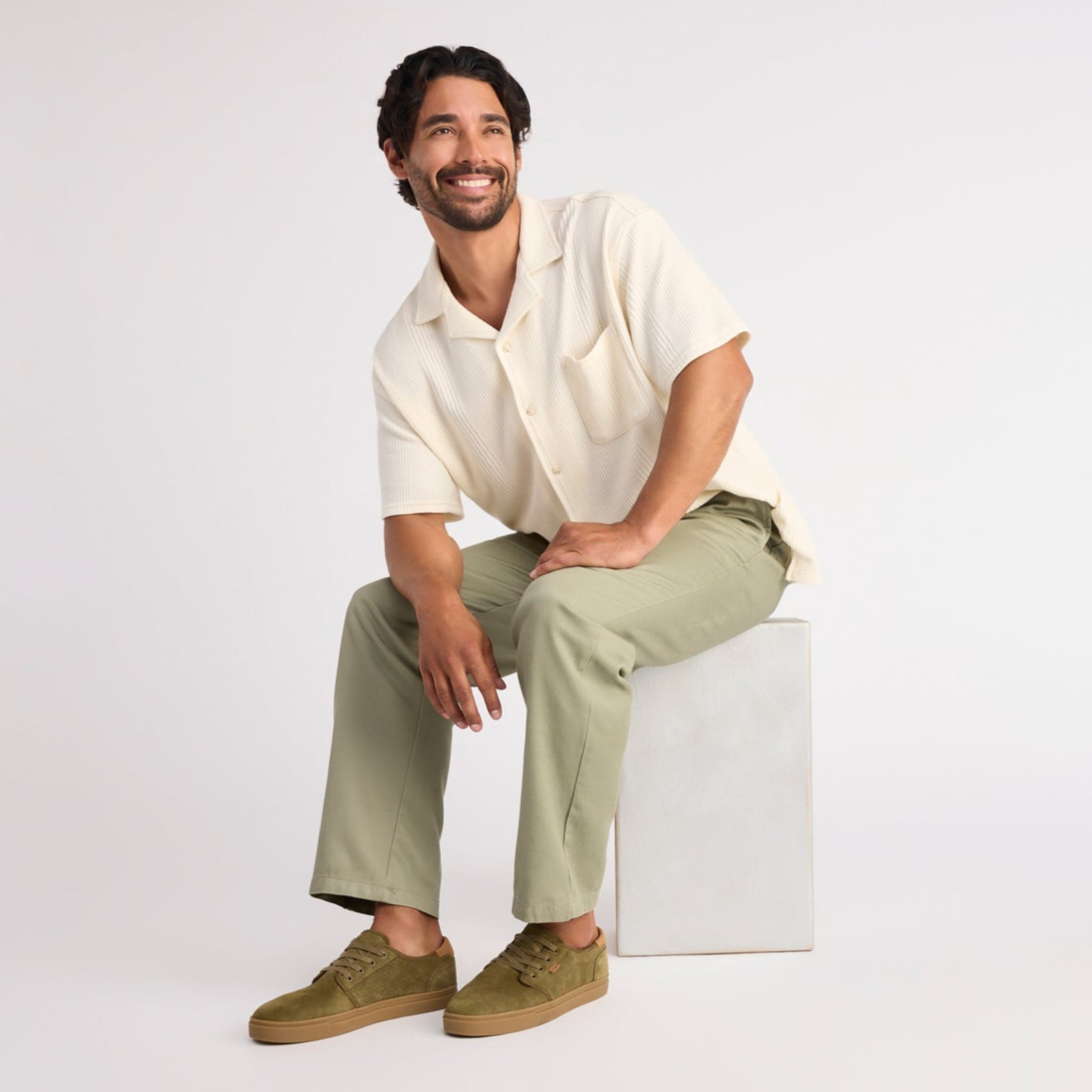 Mens Carlo 2.0 Lace-Up Sneaker Military Olive Perforated Suede on model image