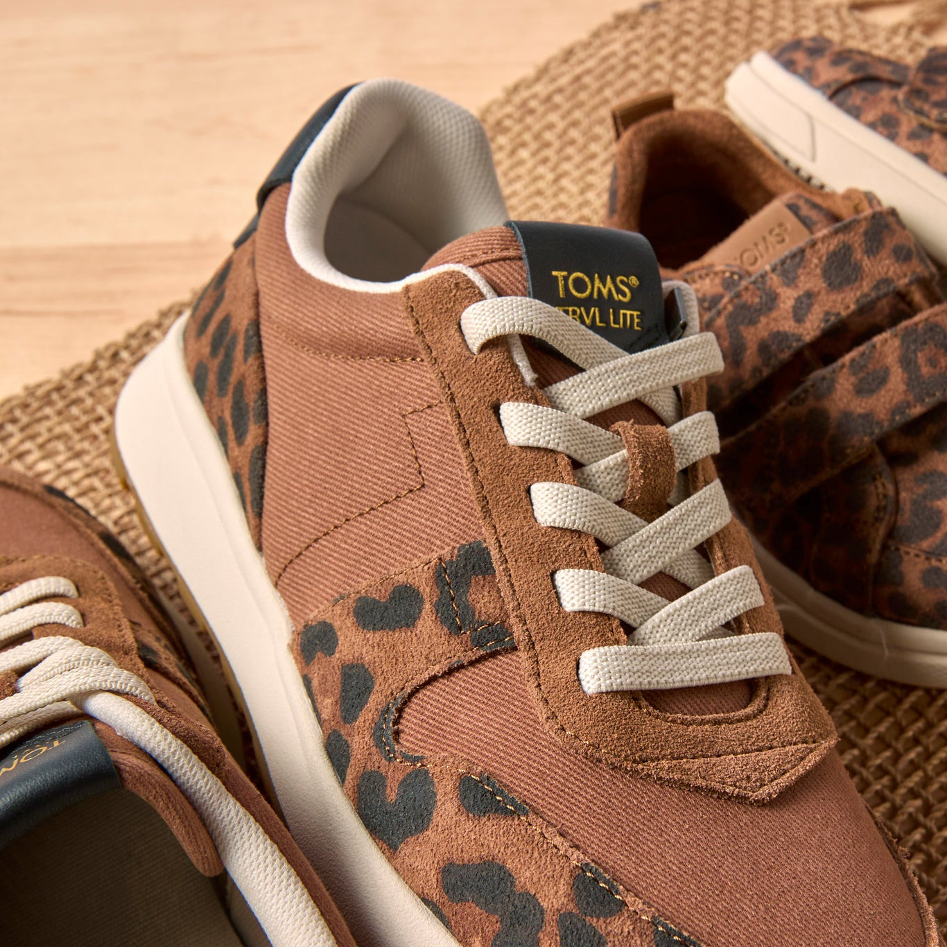 Laydown image of the brown sugar vintage twill leopard print TRVL Lite Retro sneaker