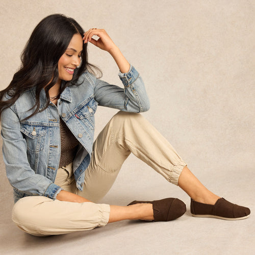 On model image of the hot cocoa heritage canvas Alpargata